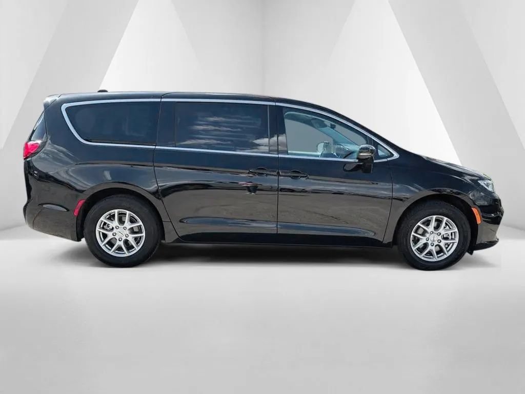Used 2024 Chrysler Pacifica Touring-L FWD image 8