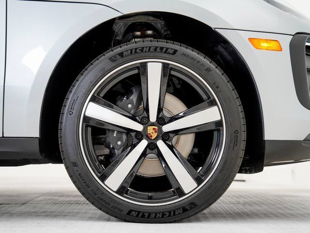 Certified 2025 Porsche Macan AWD/4WD image 36