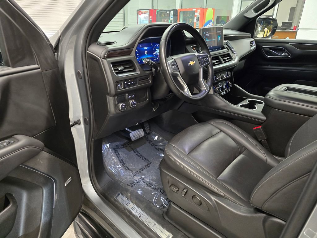 Used 2024 Chevrolet Suburban LT RWD image 16