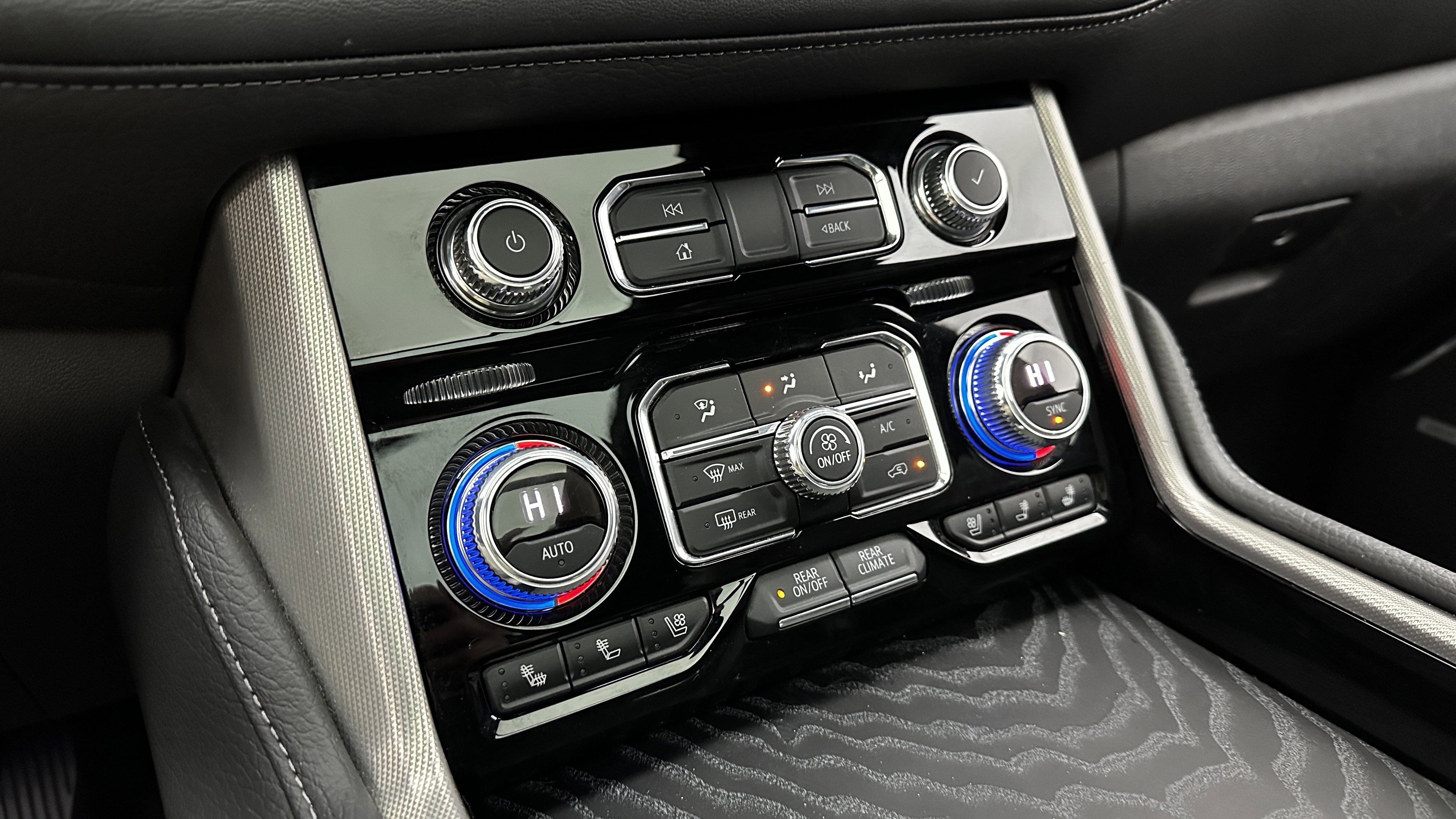 Used 2021 GMC Yukon Denali w/ Denali Premium Package image 16