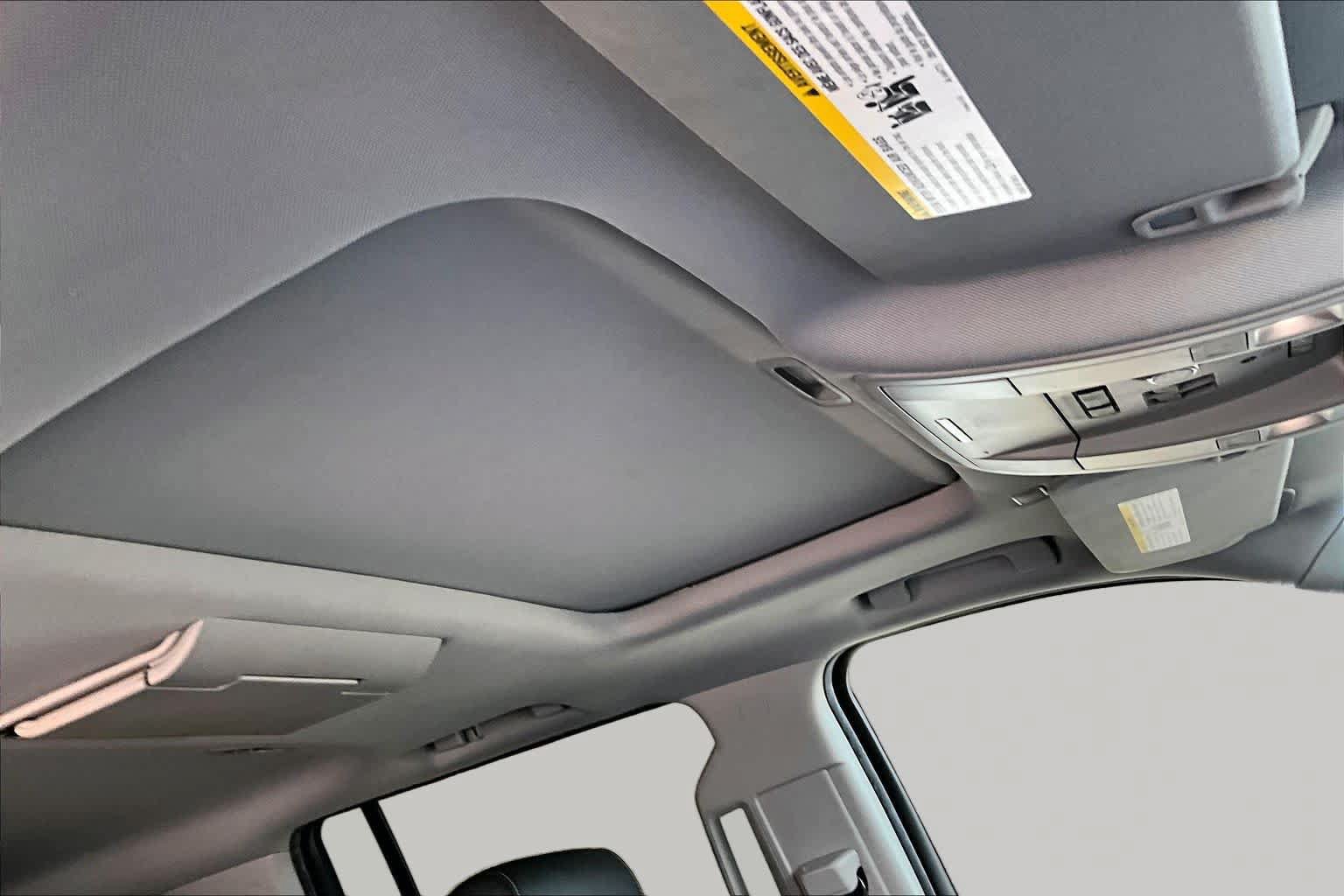 Used 2017 Chevrolet Suburban LT RWD image 14