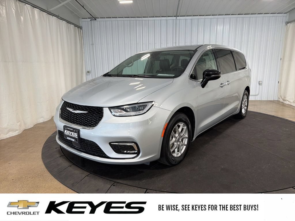 Used 2024 Chrysler Pacifica Touring-L FWD image 1