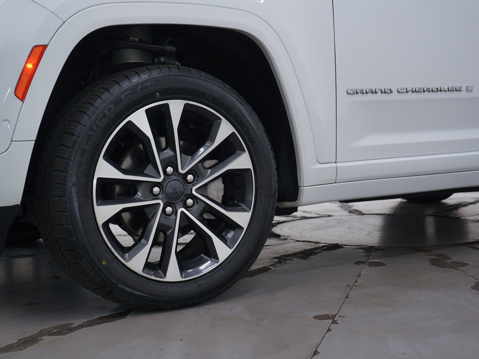 Used 2022 Jeep Grand Cherokee Overland w/ Luxury Tech Group IV image 32