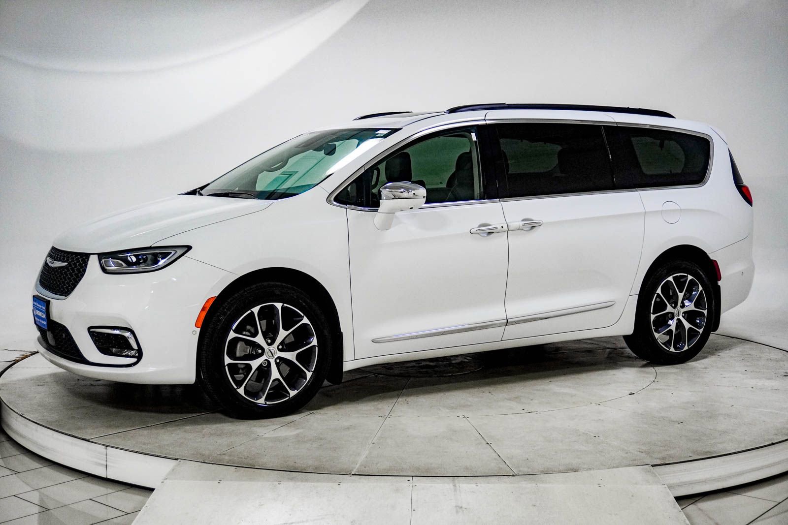 Used 2022 Chrysler Pacifica Limited image 3