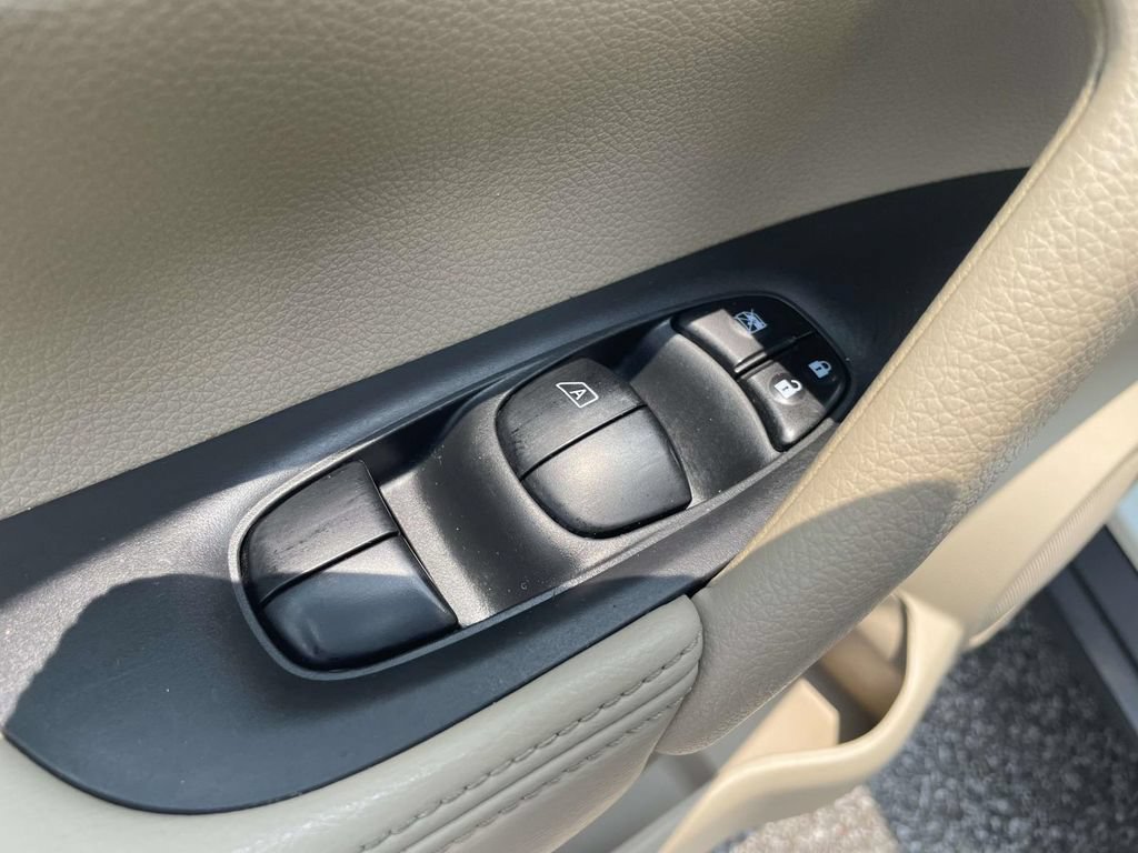 Used 2016 Nissan Rogue SL w/ SL Premium Package FWD image 16