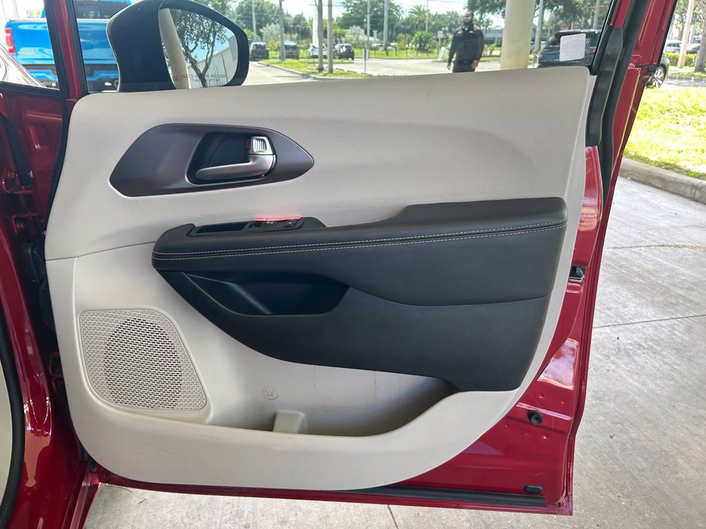 Used 2024 Chrysler Pacifica Touring-L FWD image 24