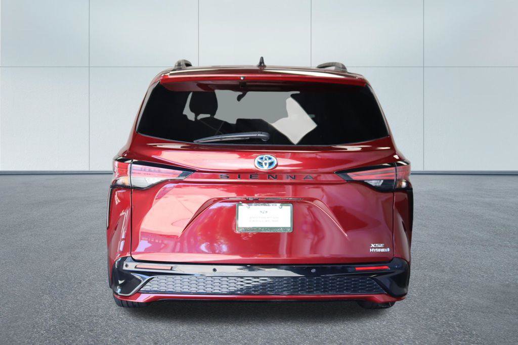 Used 2023 Toyota Sienna XSE w/ XSE Plus Package FWD image 4