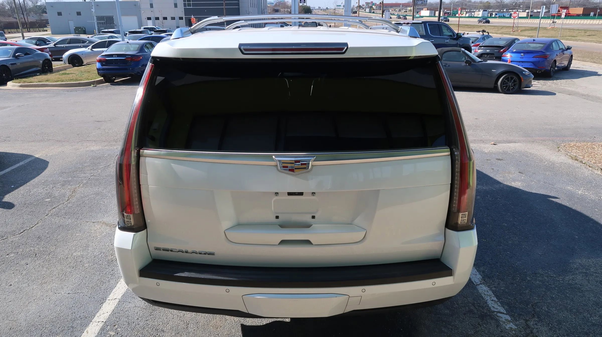 Used 2018 Cadillac Escalade Premium Luxury AWD/4WD image 11