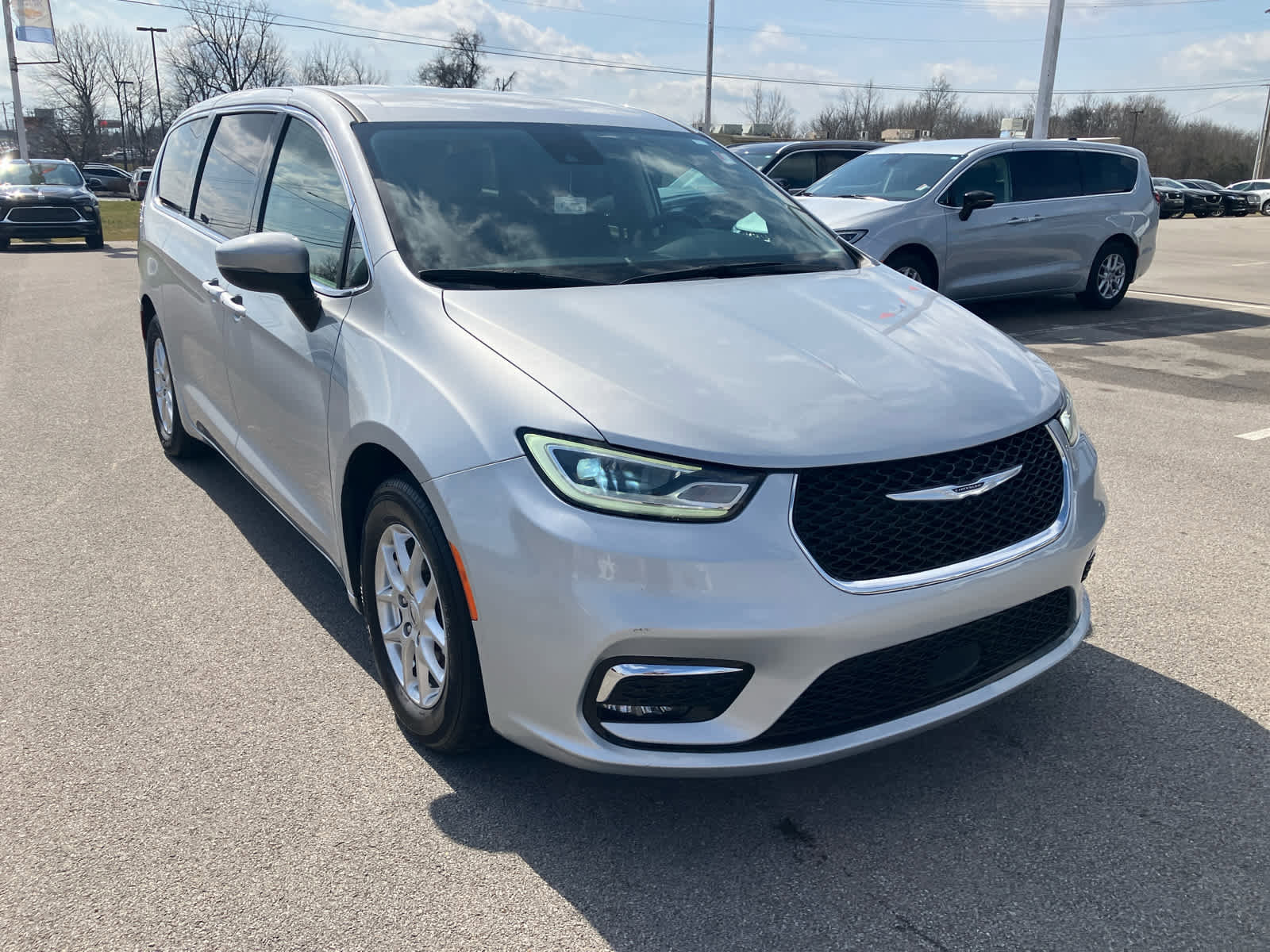 Used 2023 Chrysler Pacifica Touring-L image 1