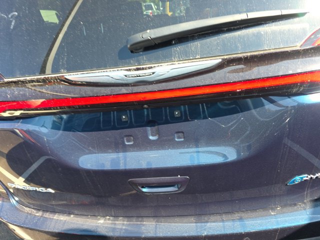 Used 2025 Chrysler Pacifica Pinnacle FWD image 6