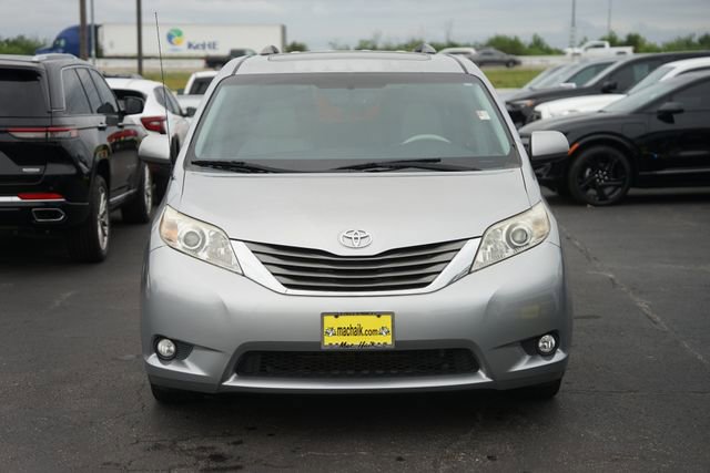 Used 2013 Toyota Sienna XLE w/ Entertainment Pkg FWD image 3