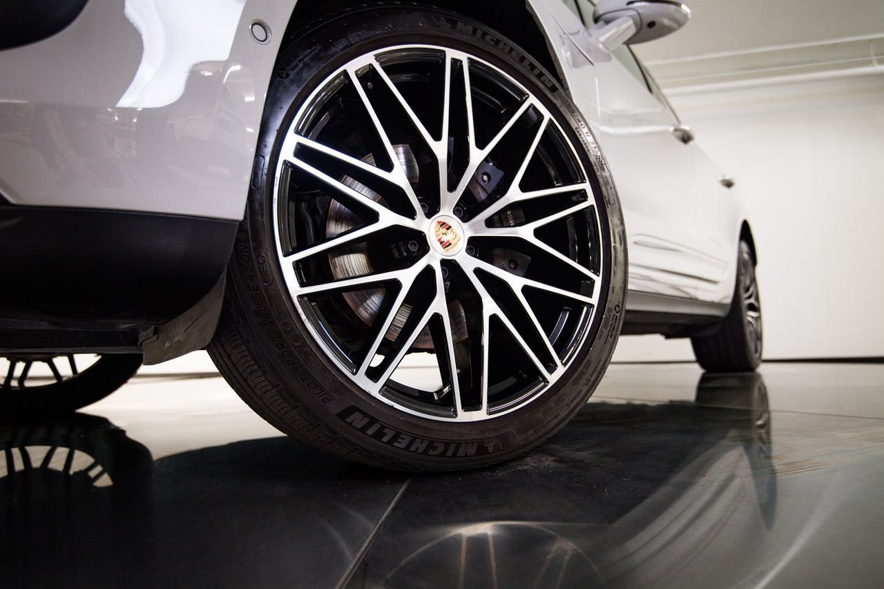 Certified 2023 Porsche Macan AWD/4WD image 12