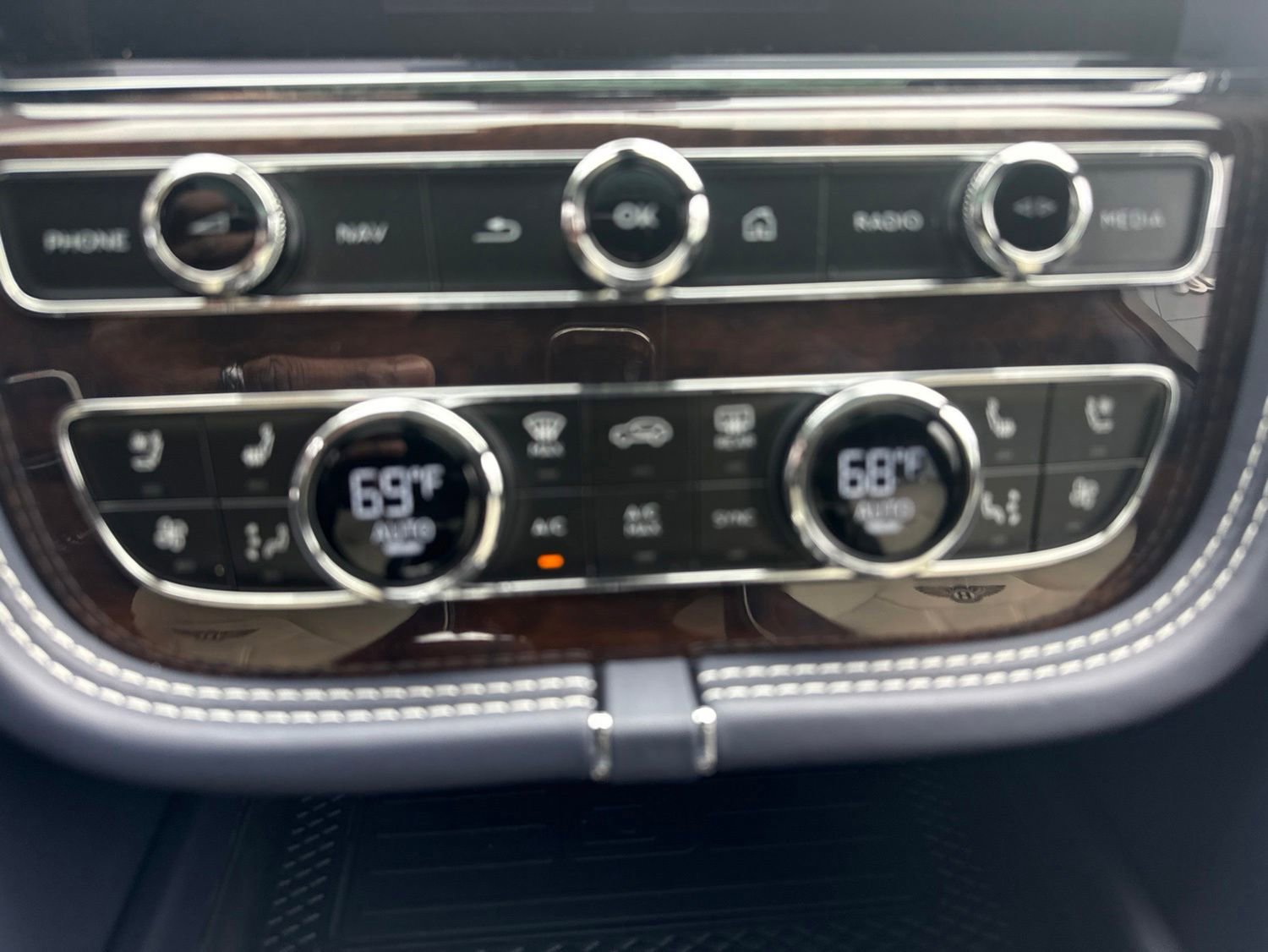 Used 2025 Bentley Bentayga AWD/4WD image 31