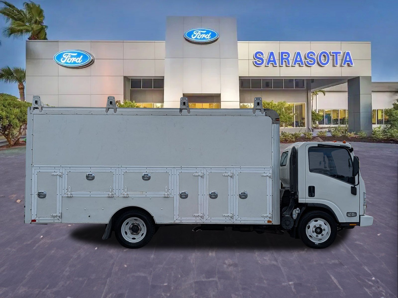 Used 2018 Isuzu NPR RWD image 1
