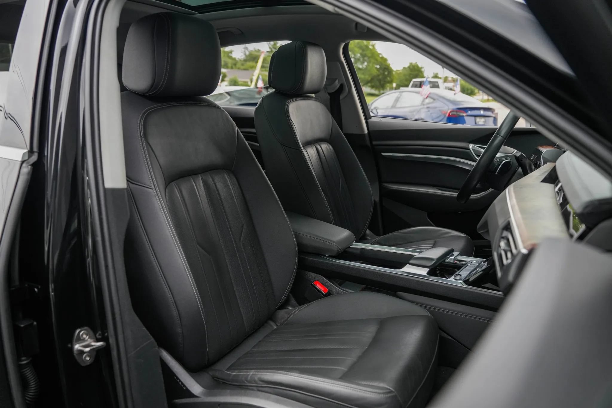 Used 2020 Audi e-tron Premium Plus AWD/4WD image 30