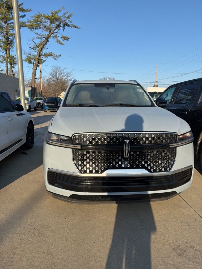 Used 2025 Lincoln Navigator Reserve image 2