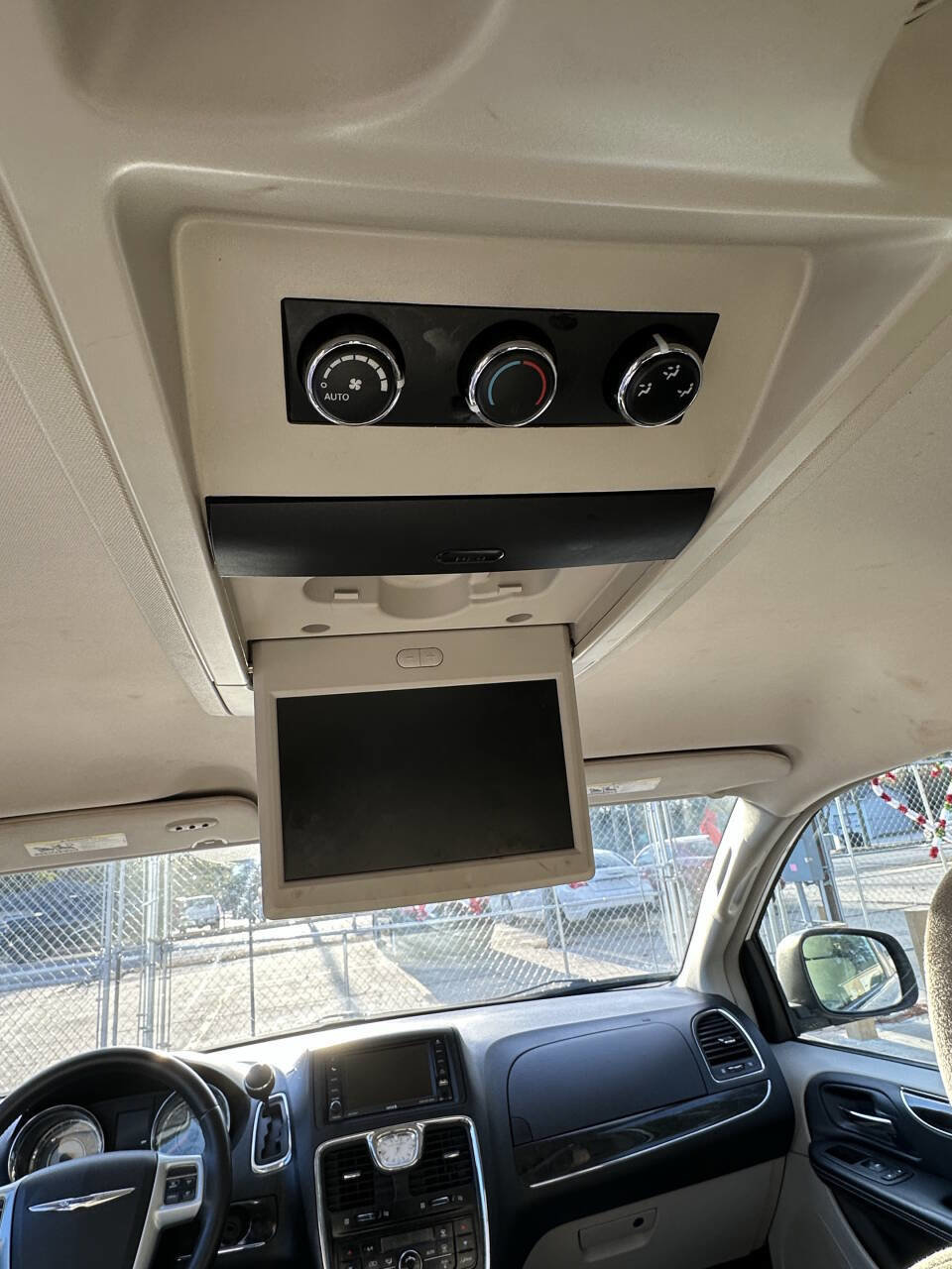 Used 2013 Chrysler Town & Country Touring image 15