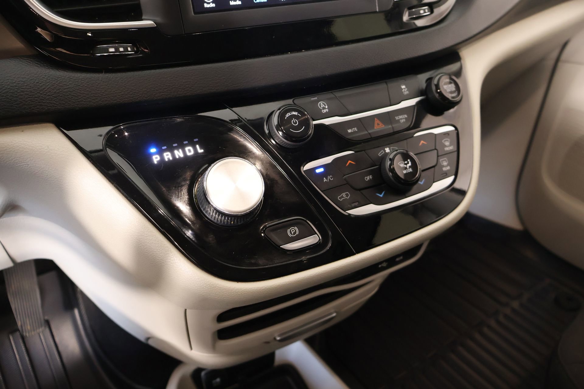 Used 2020 Chrysler Voyager LX image 7