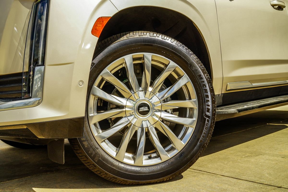 Used 2022 Cadillac Escalade Premium Luxury image 3