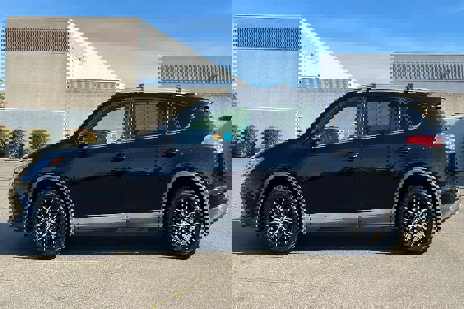 Used 2016 Toyota RAV4 SE image 9