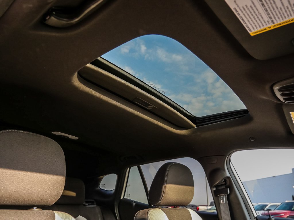 Used 2025 Chevrolet Trax RS w/ Sunroof Package FWD image 17