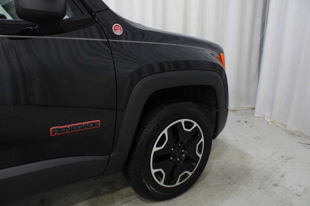 Used 2016 Jeep Renegade Trailhawk w/ Premium Trailhawk Package AWD/4WD image 26