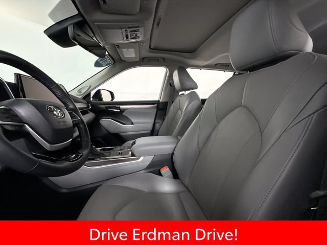Certified 2023 Toyota Highlander Limited FWD image 6