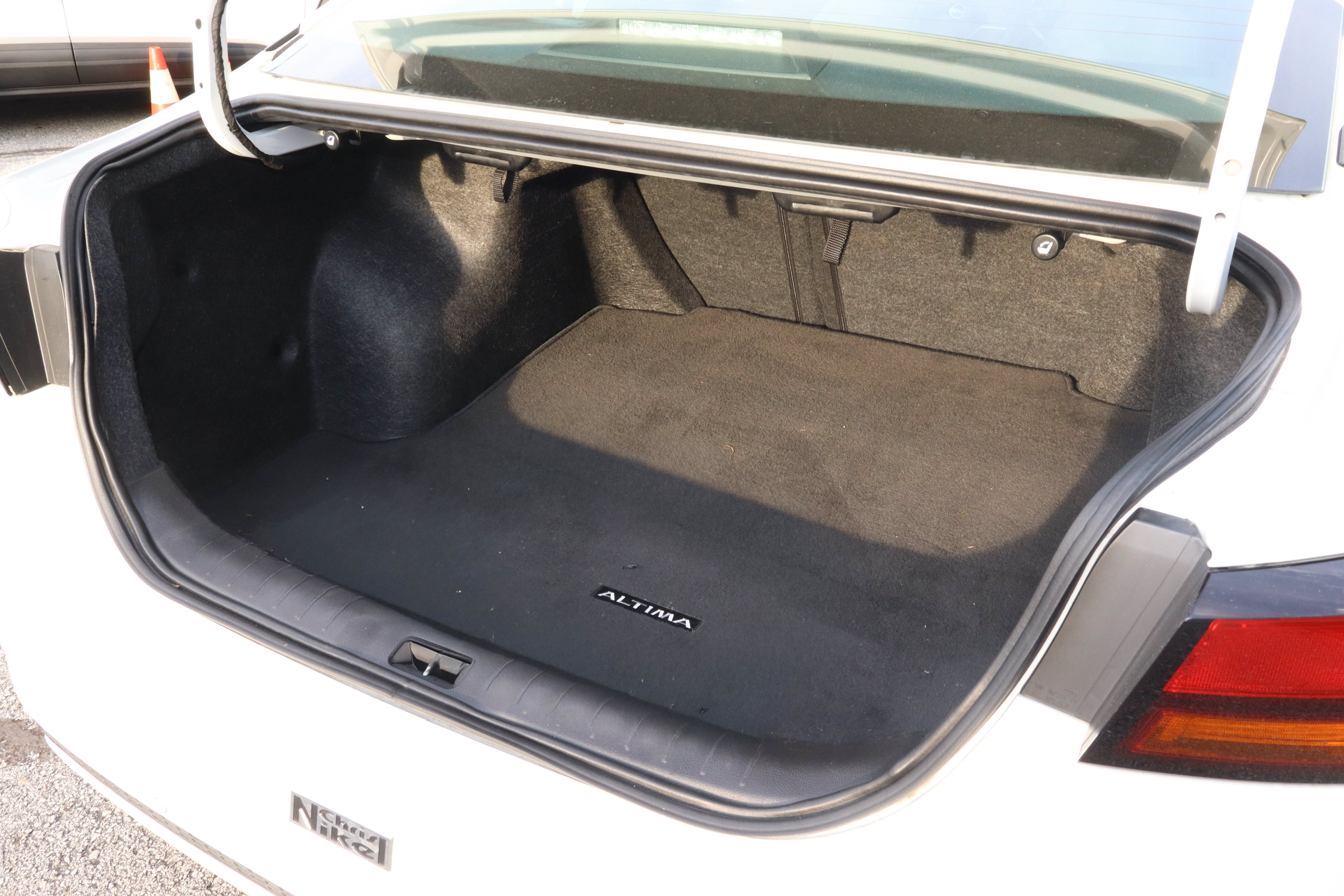 Used 2025 Nissan Altima 2.5 SV FWD image 9