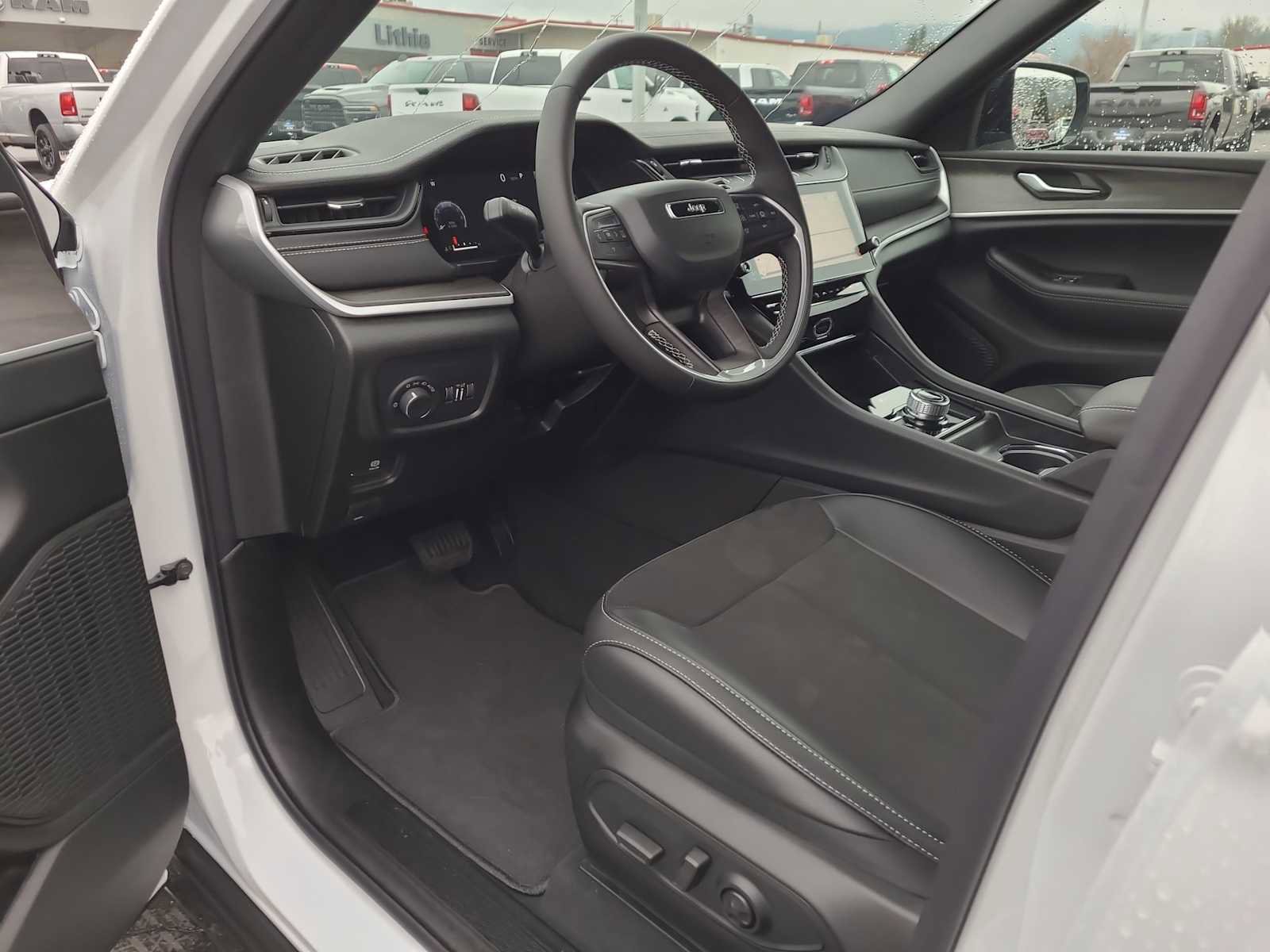 New 2026 Jeep Grand Cherokee Altitude image 10