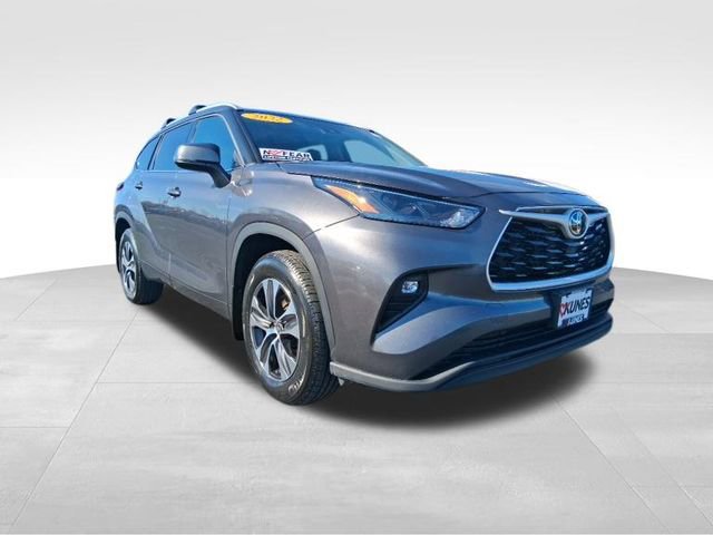 Used 2022 Toyota Highlander XLE image 4