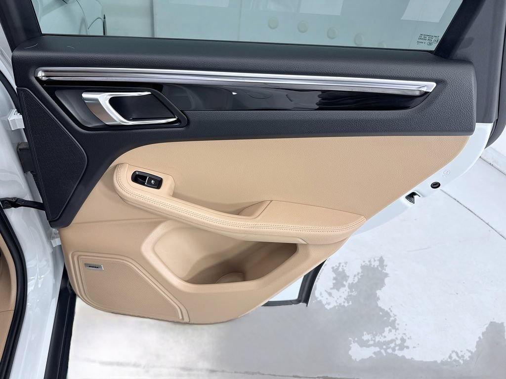 Certified 2025 Porsche Macan AWD/4WD image 27