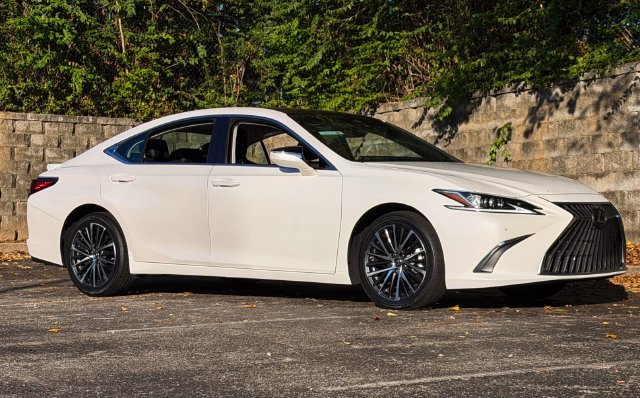 Certified 2024 Lexus ES 350 w/ Premium Package FWD image 2