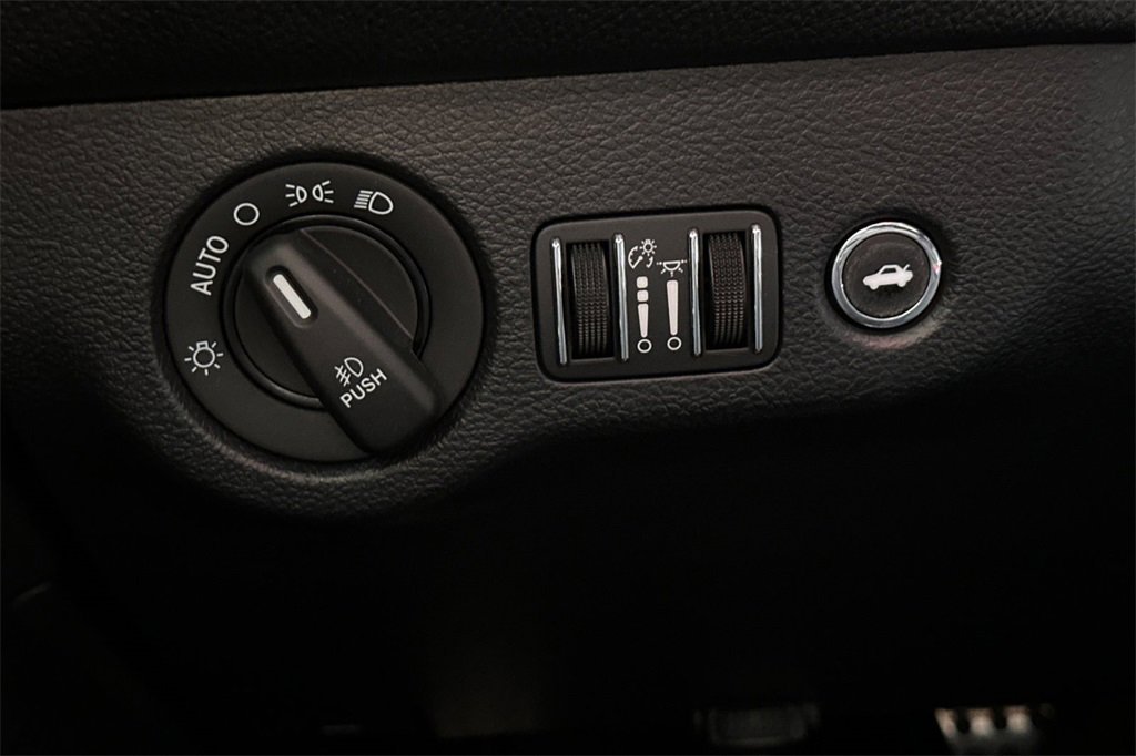 Used 2018 Dodge Challenger R/T Scat Pack w/ Leather Interior Group image 30