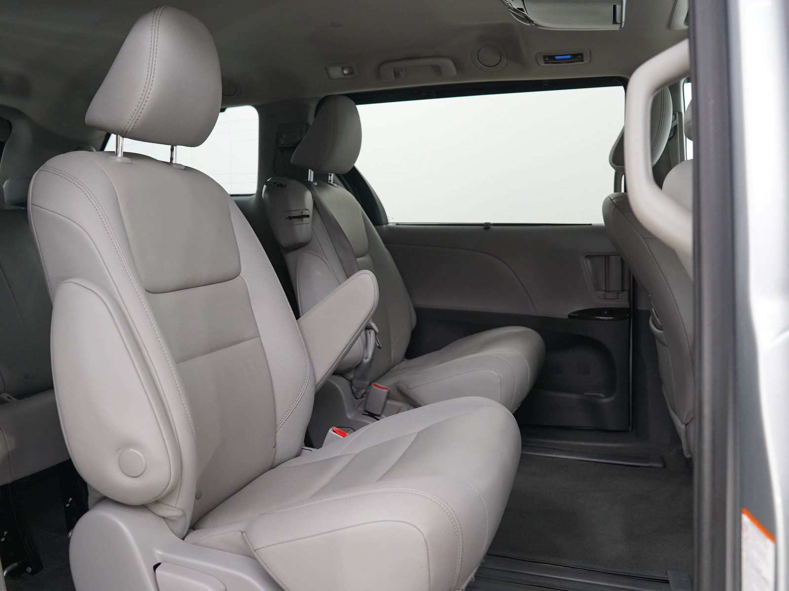 Used 2020 Toyota Sienna XLE w/ XLE Navigation Package FWD image 12