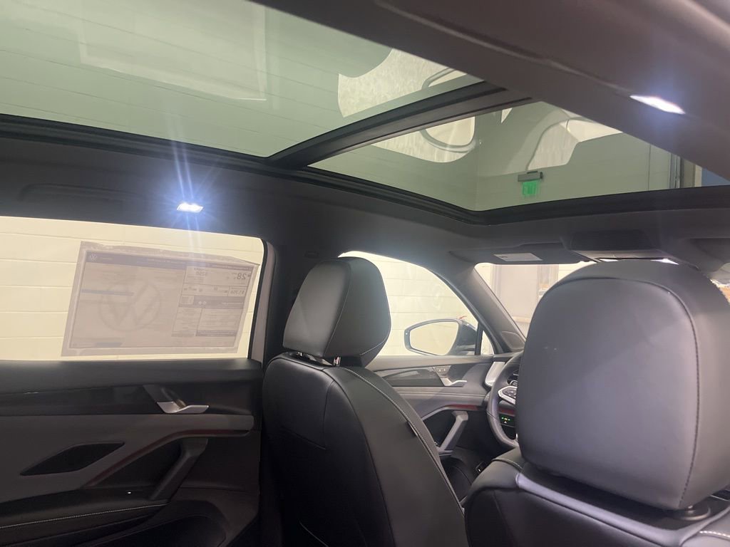 New 2026 Volkswagen Tiguan SE R-Line FWD image 37
