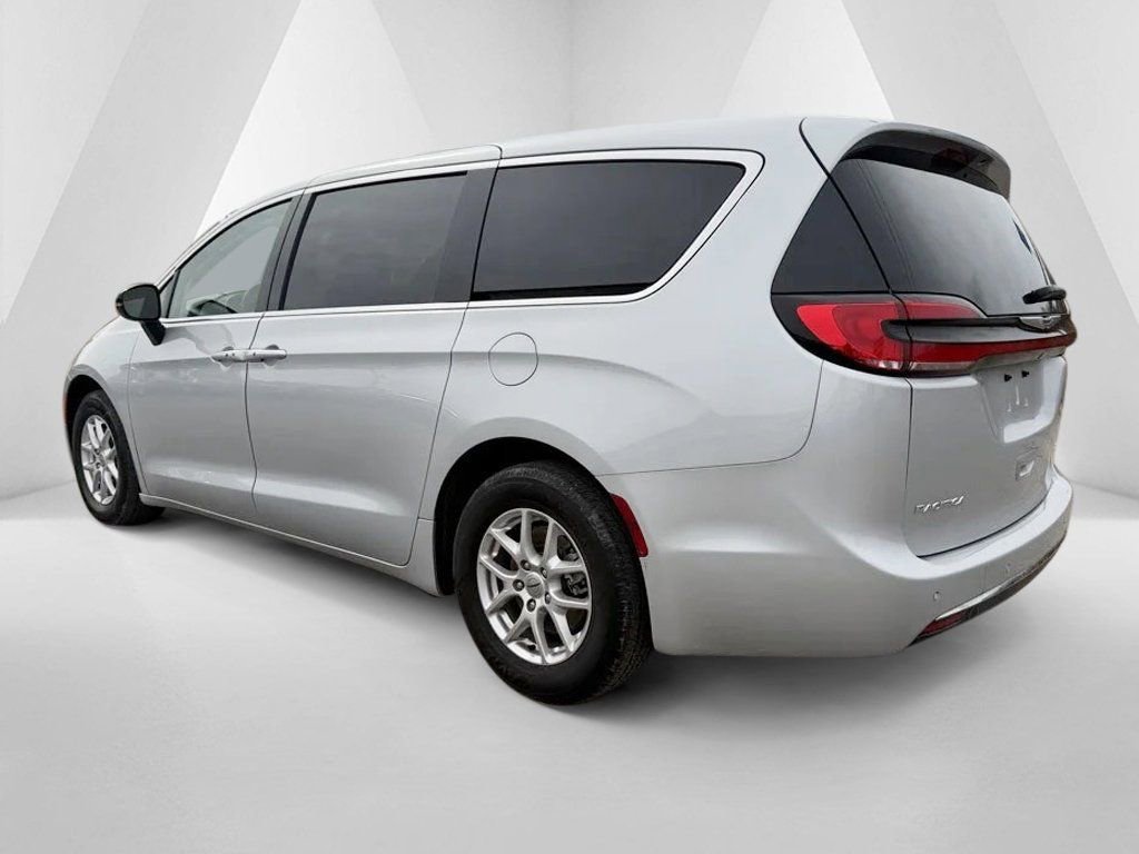Used 2024 Chrysler Pacifica Touring-L FWD image 5