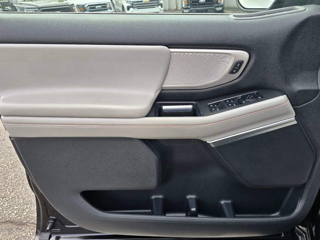 Used 2025 Ford Expedition Active RWD image 9