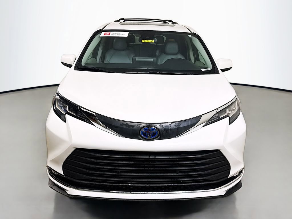 Certified 2022 Toyota Sienna XLE FWD image 2