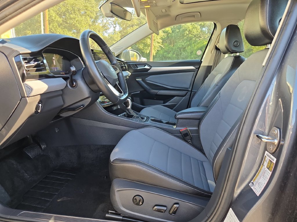 Used 2026 Volkswagen Jetta SE FWD image 25