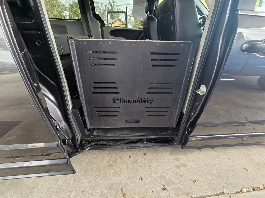 Used 2020 Dodge Grand Caravan SXT image 37