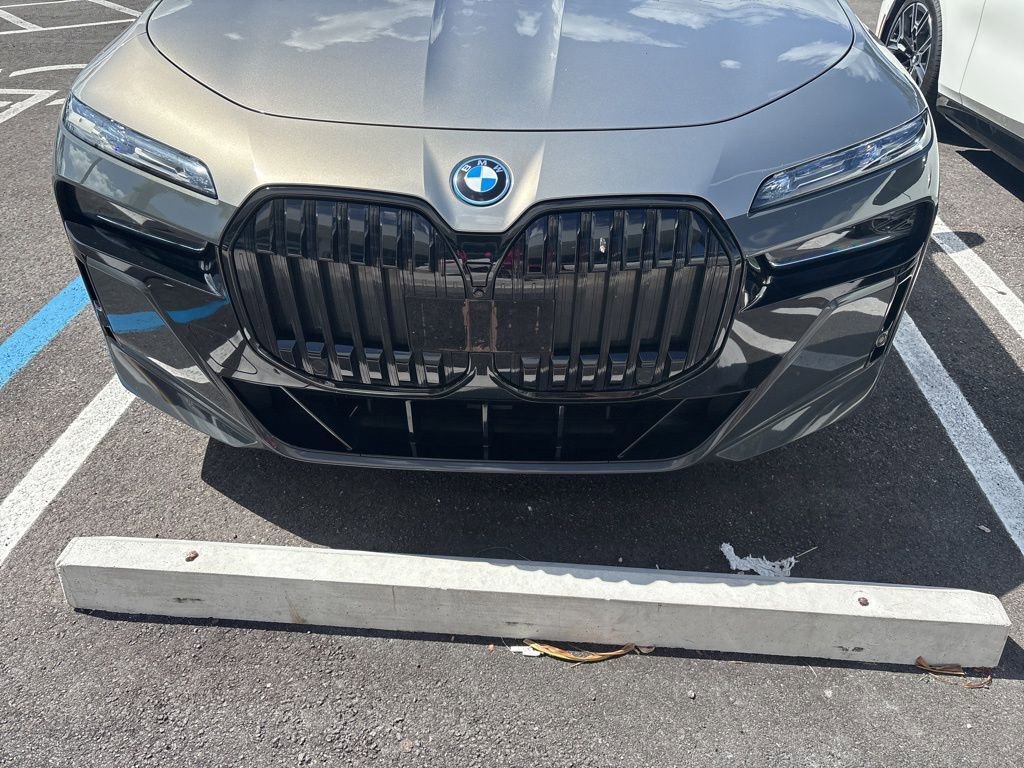 Used 2023 BMW i7 xDrive60 AWD/4WD image 4