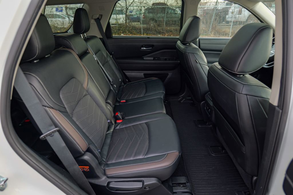 Used 2022 Nissan Pathfinder Platinum w/ Cargo Package image 33