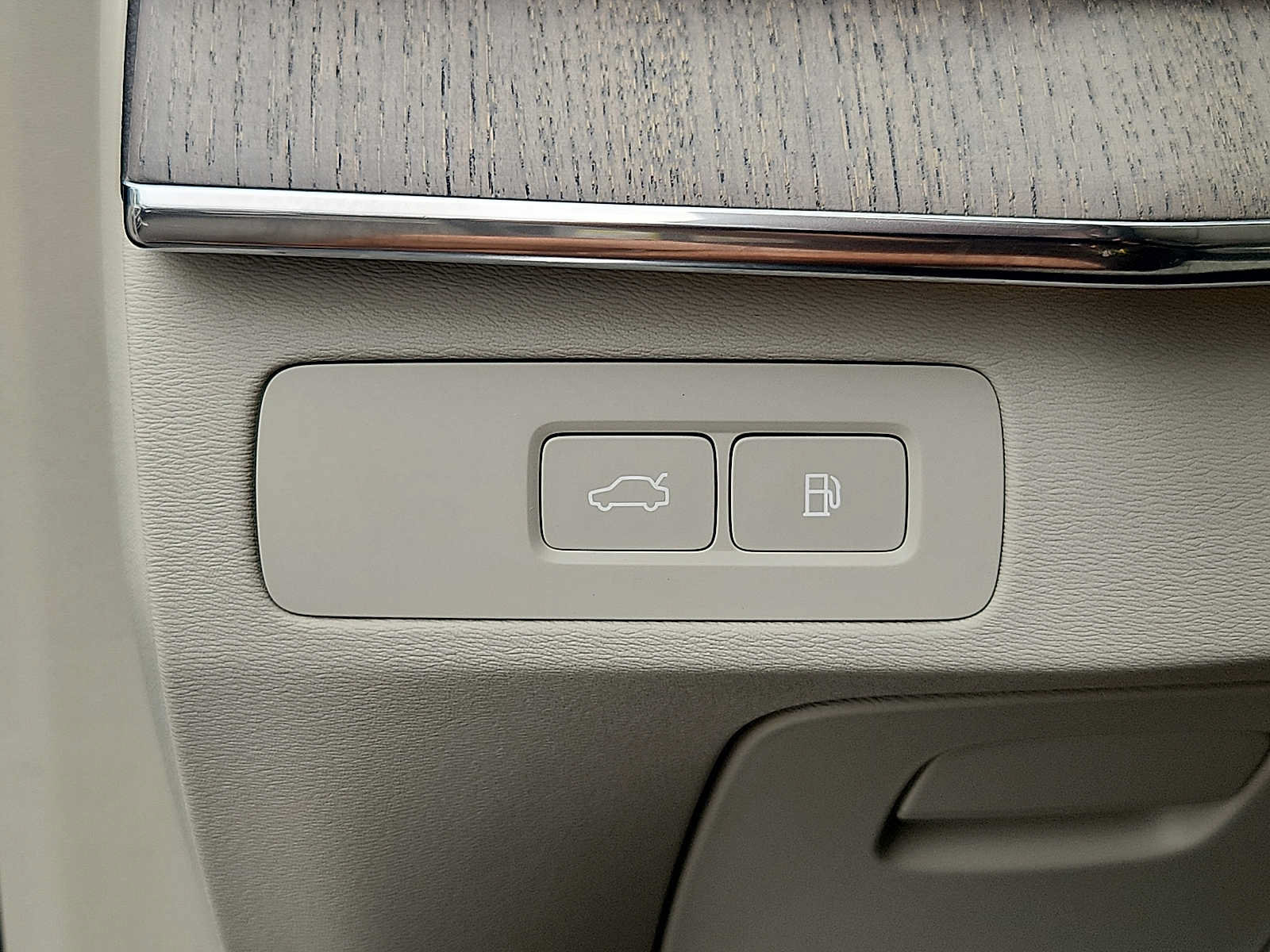 Certified 2025 Volvo XC90 T8 Plus w/ Protection Package AWD/4WD image 22
