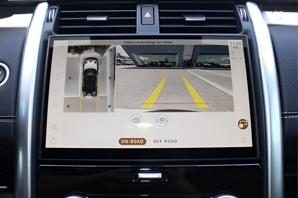 New 2025 Land Rover Discovery Dynamic SE image 23