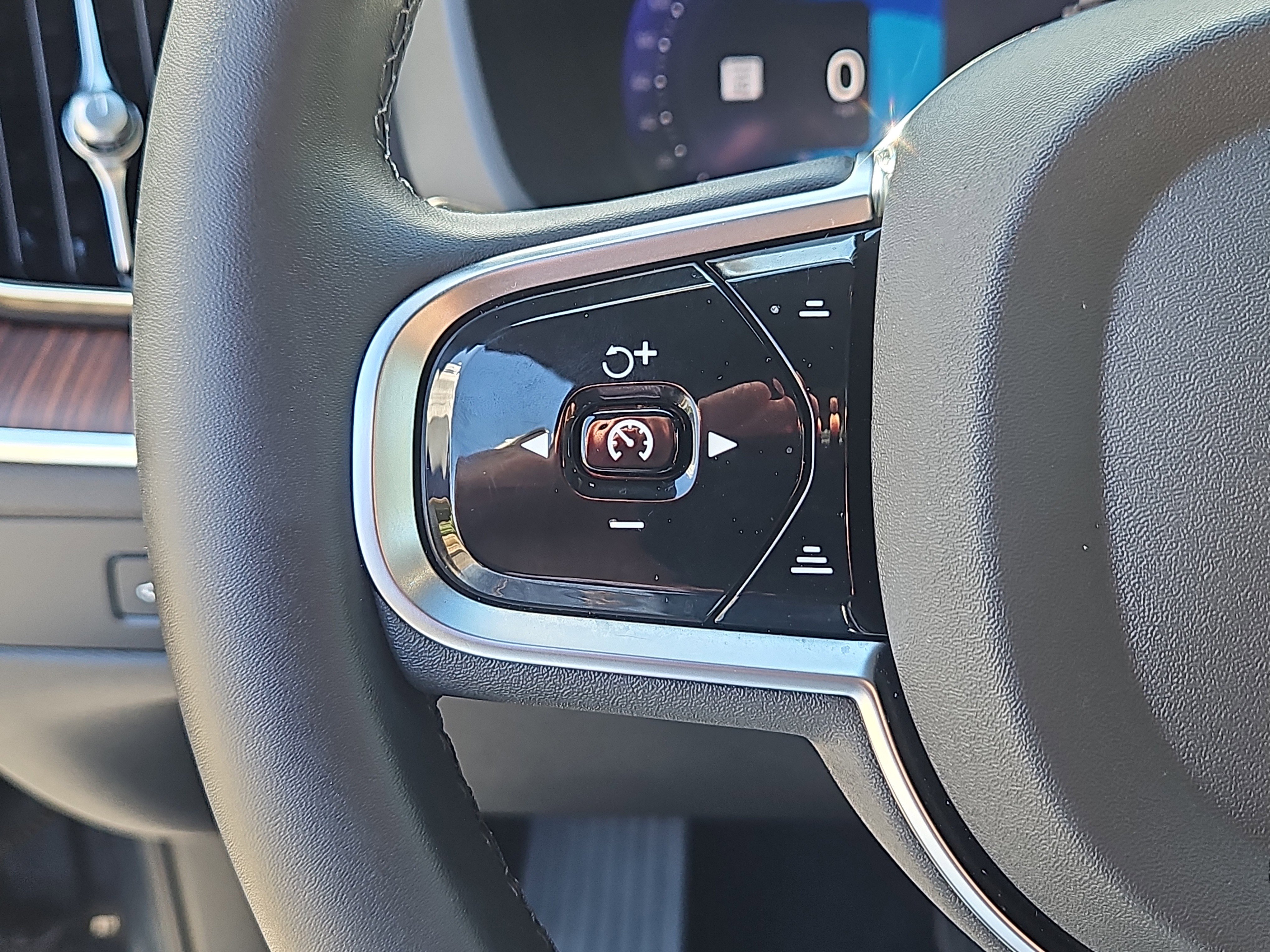 Certified 2024 Volvo XC60 B5 Plus w/ Climate Package AWD/4WD image 19