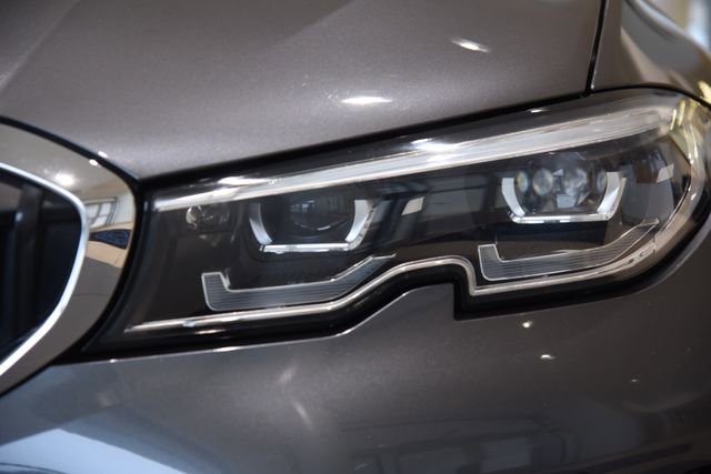 Used 2020 BMW 330i xDrive Sedan w/ Premium Package image 7