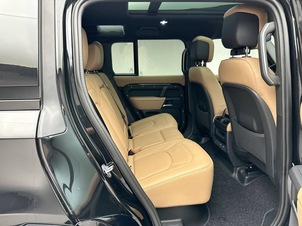Certified 2025 Land Rover Defender 110 X-Dynamic SE AWD/4WD image 4