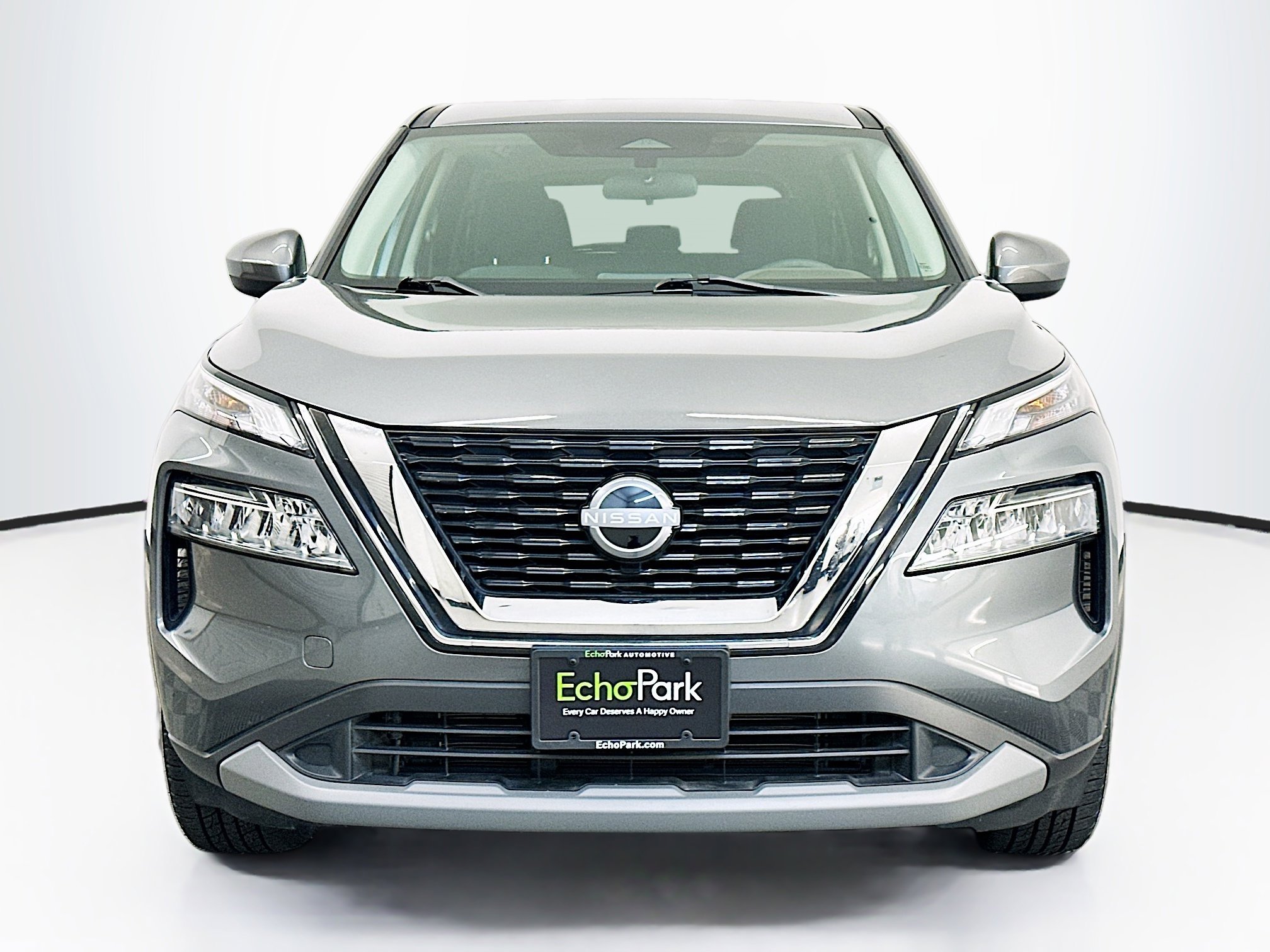 Used 2023 Nissan Rogue SV image 2