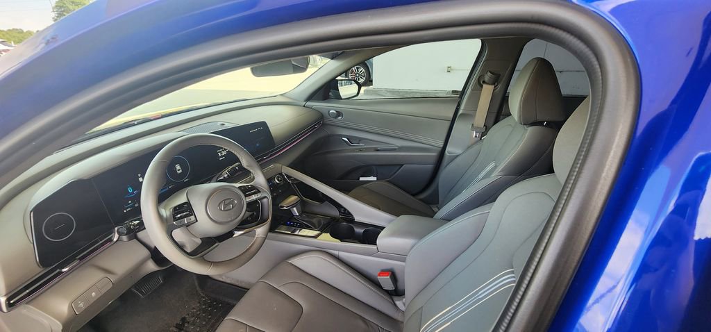 Used 2024 Hyundai Elantra SEL w/ Convenience Package FWD image 17