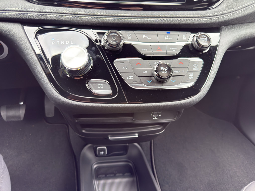 New 2026 Chrysler Pacifica Select FWD image 18